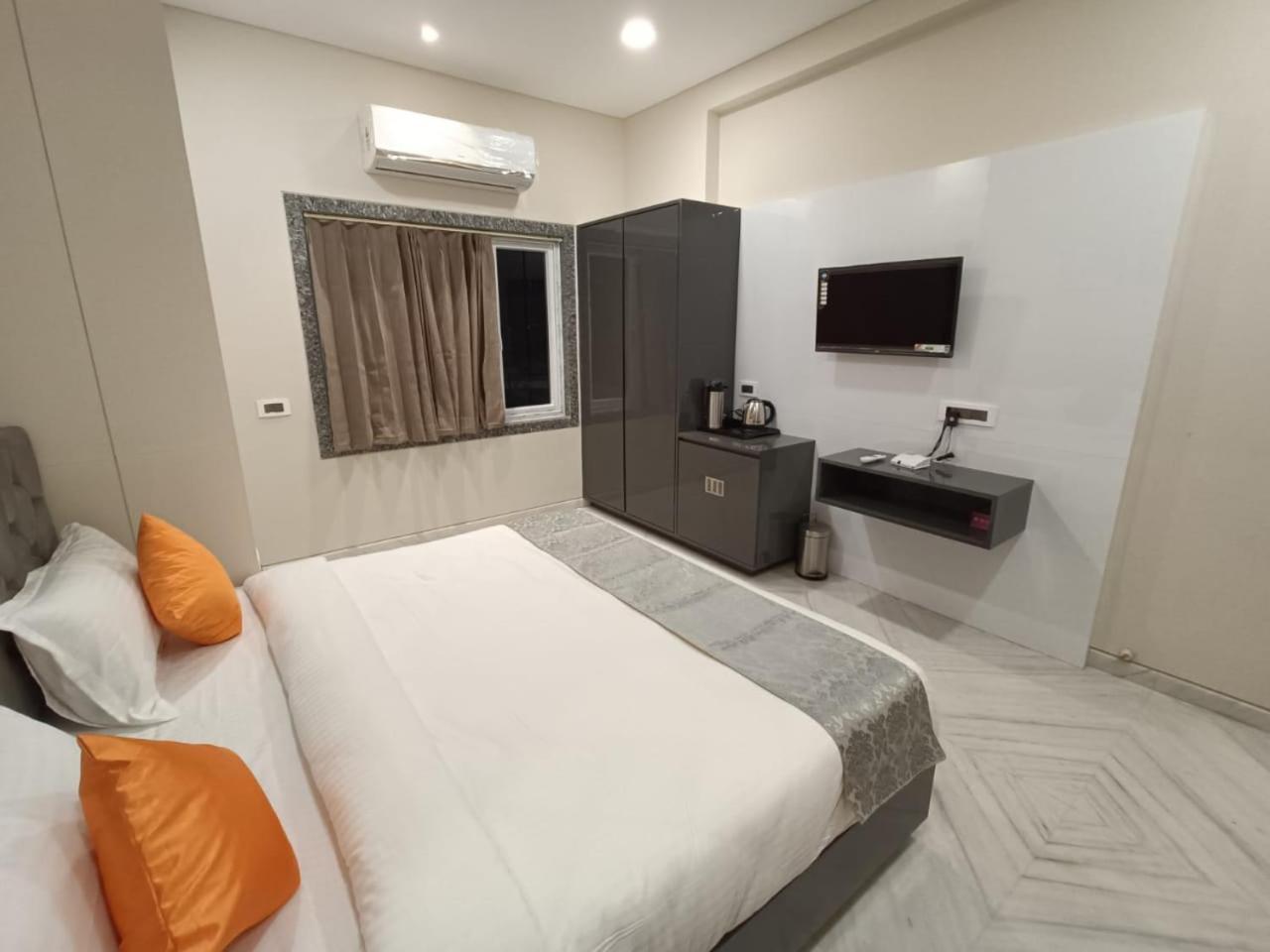 Hotel Shri Anand Dham, Nathdwara - 125 Meters Away From The Temple Room photo