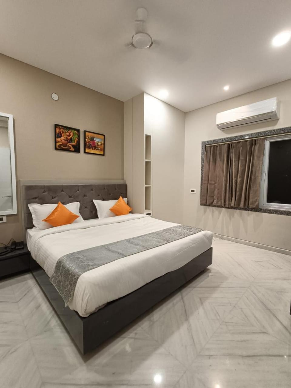 Hotel Shri Anand Dham, Nathdwara - 125 Meters Away From The Temple Room photo