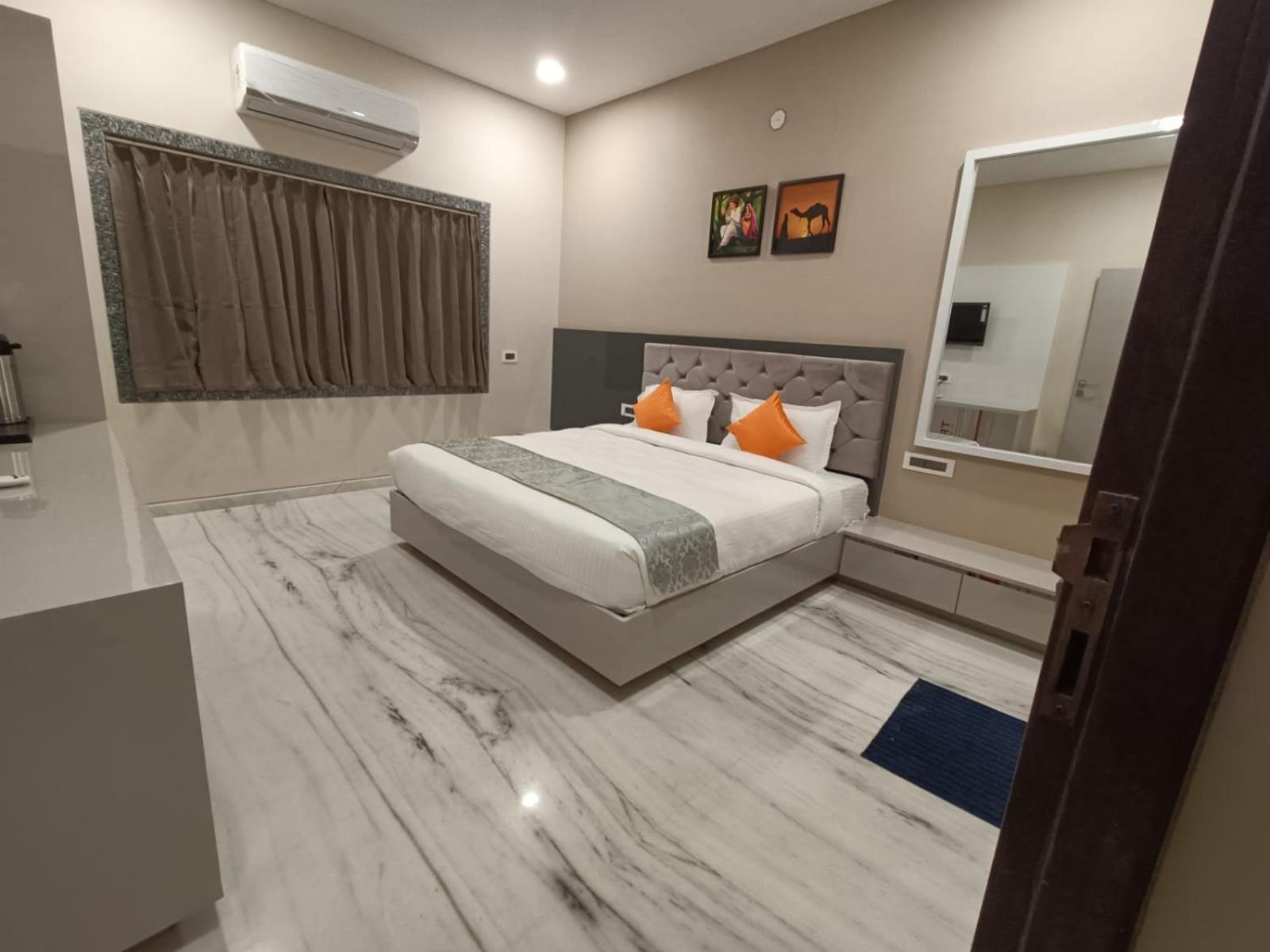 Hotel Shri Anand Dham, Nathdwara - 125 Meters Away From The Temple Room photo