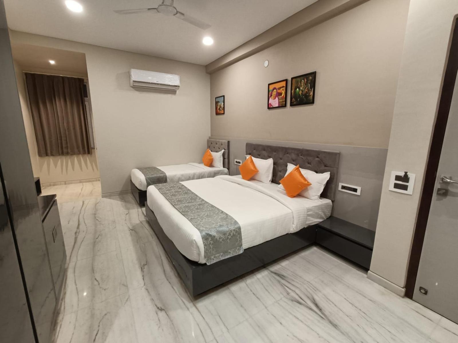 Hotel Shri Anand Dham, Nathdwara - 125 Meters Away From The Temple Room photo